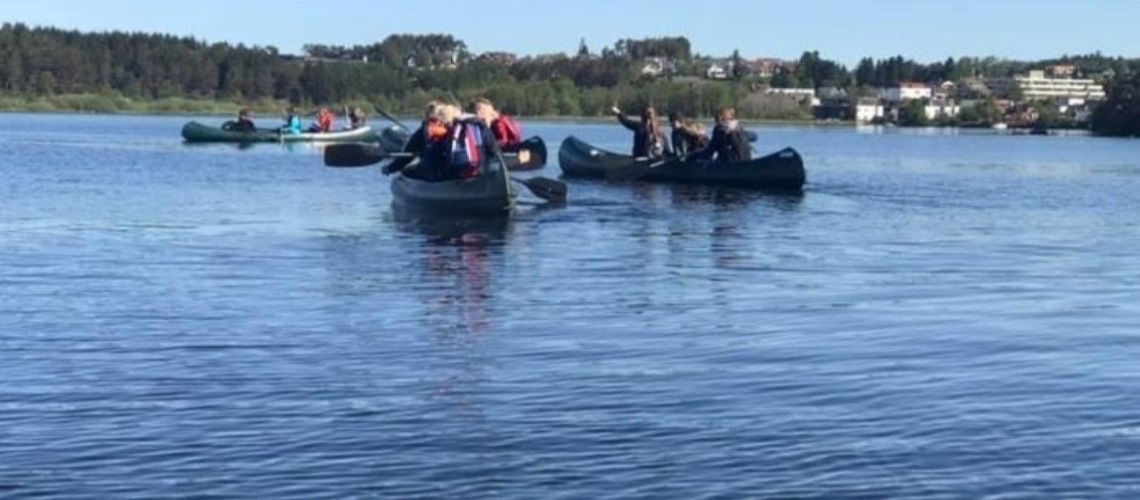 barn i kano på Frøylandsvatnet