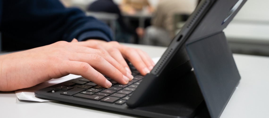 Et eple ligger oppå et bilde