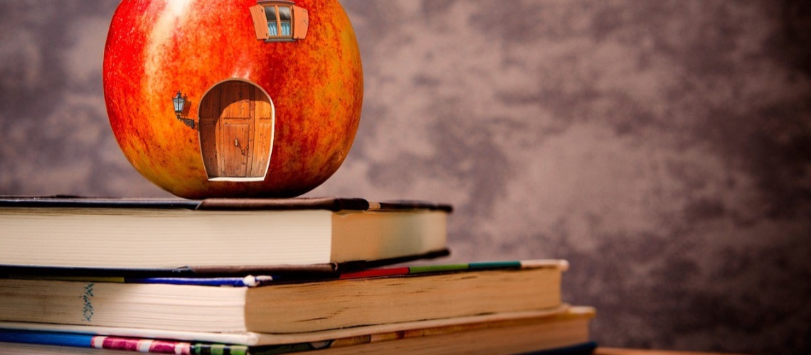 Et eple med ei dør oppe på bøker