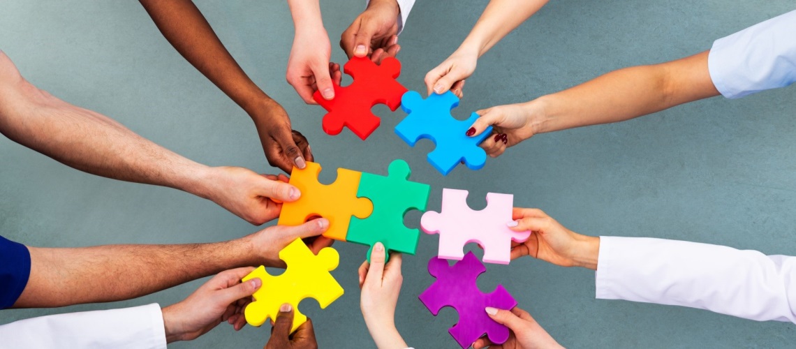 Hender og puslespelbrikker