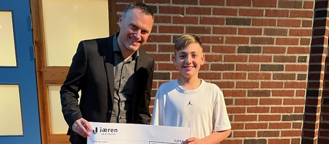 Ein representant frå Jæren Sparebank og ein elev frå elevrådet