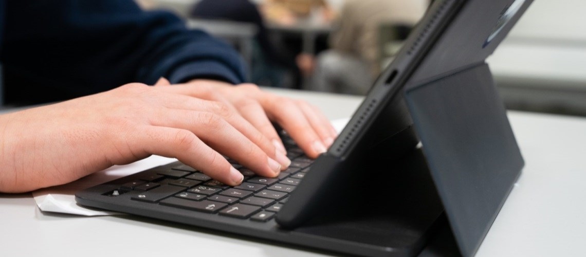 Hender skriver på iPad