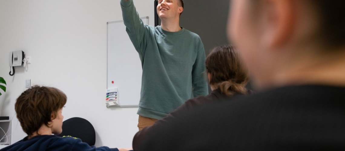 Lærer står foran elever