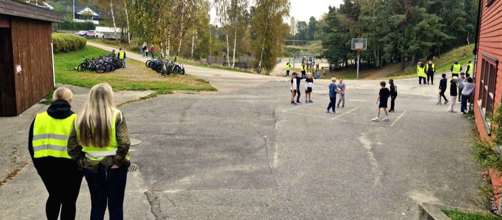 Gule vester i skolegården