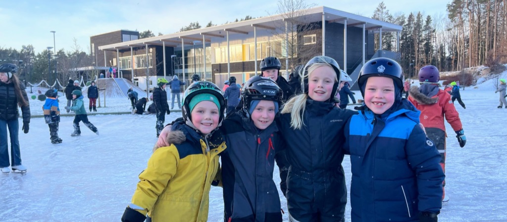 Blide elever på skøytebanen