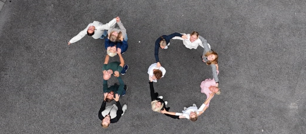 Lærere former et 10-tall mens bilde tas fra drone.