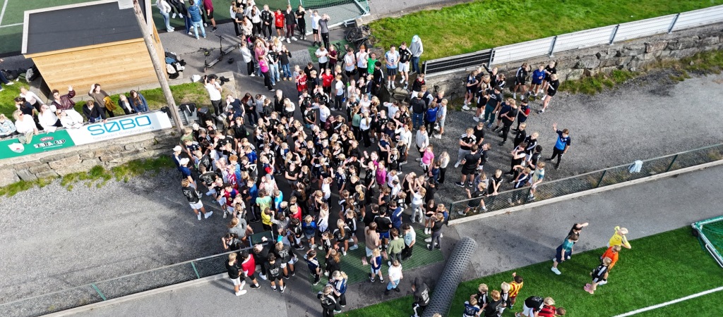 Bilde av elever klare til å løpe. Tatt fra drone.