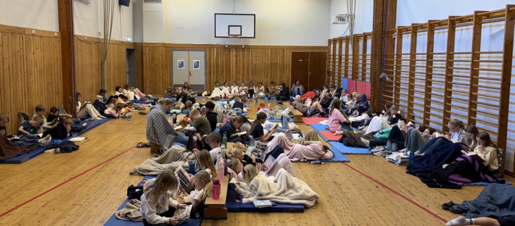 En hel eller halv dag med stillelesing i gymsalen