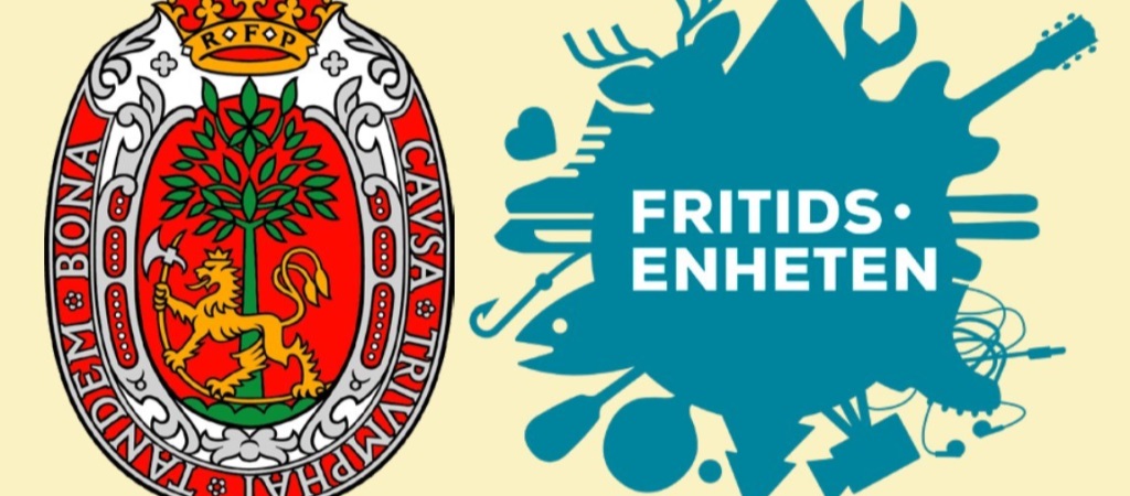Kristiansand kommunevåpen til venstre og Fritidsenhetens emblem til høyre. 