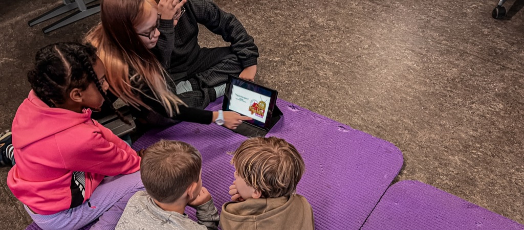 Interesserte førsteklassinger får høre om Polen. 