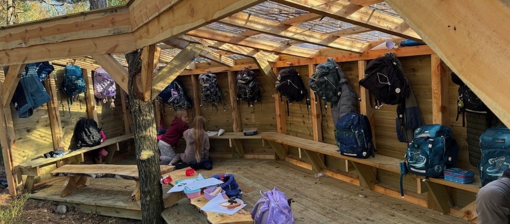 Slik ser den nye gapahuken ut innvendig. Plass til 25 elever sammen med sekker. 