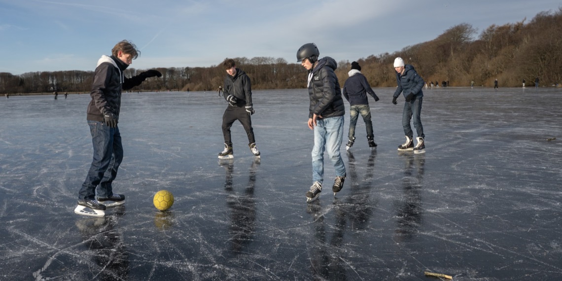 Ballspill på isen