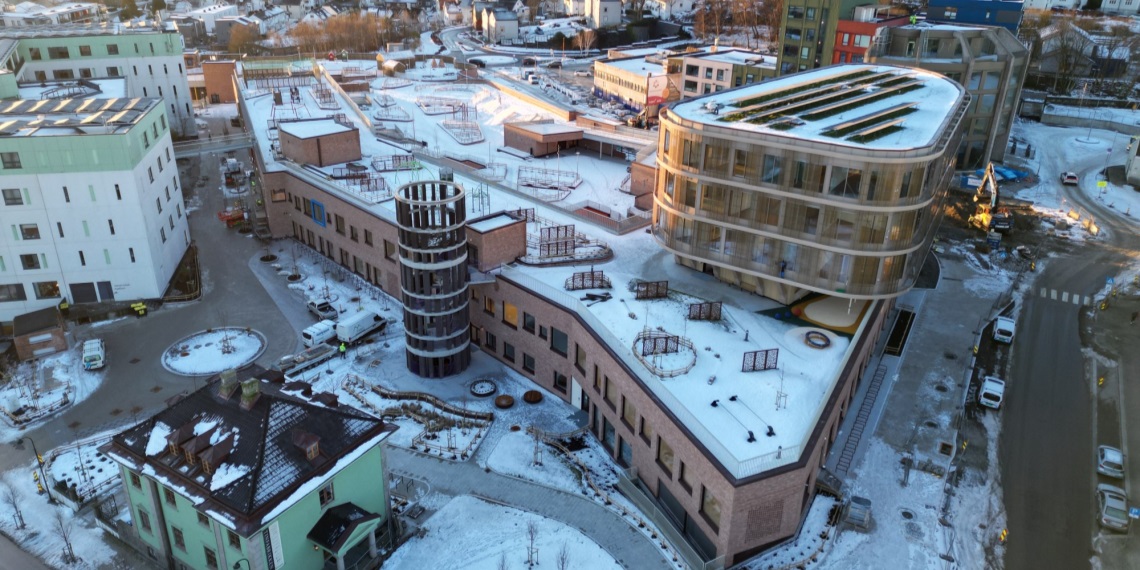 Lervig skole med skolegård på taket