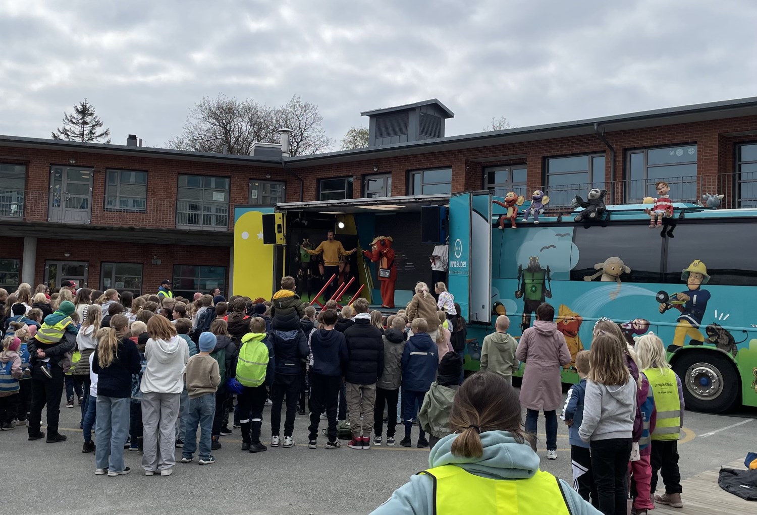 Flekkerøy Skole - NRKSuper-bussen På Flekkerøy Skole